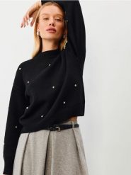 Sweter z domieszką wiskozy i koralikami - czarny. Czarne swetry damskie Sinsay, l, bez wzorów, z wiskozy, bez kołnierzyka, bez ramiączek, bez kaptura. Za 59.99 zł.