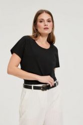 Bluzka z ozdobną aplikacją czarna. Czarne bluzki damskie MOODO, l, z aplikacjami, z bawełny, bez kołnierzyka, bez ramiączek. Za 59.99 zł.