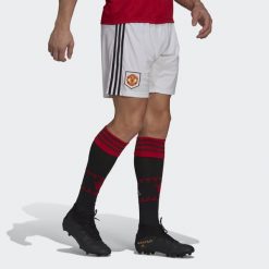 Manchester United 22/23 Home Shorts. Białe krótkie spodenki sportowe męskie Adidas, xl, bez wzorów, z materiału, do piłki nożnej. Za 183.85 zł.