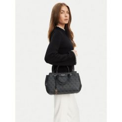 Torebka Guess. Czarne torebki do ręki damskie Guess, z aplikacjami, klasyczne, bez dodatków. Za 359.99 zł.
