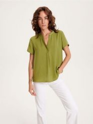 Gładka bluzka - zielony. Zielone bluzki damskie Reserved, l, bez wzorów, z tkaniny, bez kołnierzyka, bez ramiączek. W wyprzedaży za 39.99 zł.