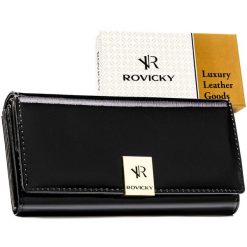 Duży portfel damski z lakierowanej skóry naturalnej w czarnym kolorze zamykany na zatrzask - Rovicky. Czarne portfele damskie ROVICKY, bez wzorów, ze skóry. Za 99.99 zł.