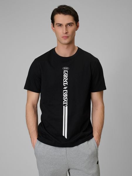 4F T-shirt regular z nadrukiem męski - czarny S. Czarne t-shirty męskie 4f, m, bez wzorów, z bawełny, bez kołnierzyka. Za 89.99 zł.
