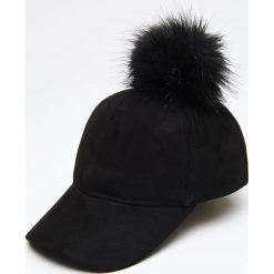 Czapka z puchatym pomponem - Czarny. Czapki i kapelusze damskie marki Cropp. Za 39.99 zł.