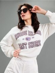 Bluza dresowa z haftowanym napisem - kremowy. Białe bluzy damskie Sinsay, l, bez wzorów, z dresówki, bez kaptura. Za 39.99 zł.