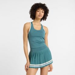 Koszulka damska New Balance WT51401NUS – niebieska. Niebieskie koszulki sportowe damskie New Balance, l, z aplikacjami, z materiału, bez kołnierzyka, bez ramiączek. Za 189.99 zł.