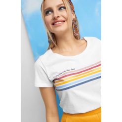 T-shirt z brokatowym nadrukiem. T-shirty damskie marki Orsay. Za 29.99 zł.