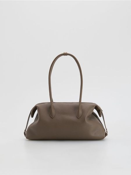 Torebka shopper z paskami - brązowy. Brązowe torebki shopper damskie Reserved, bez wzorów, ze skóry, bez dodatków. W wyprzedaży za 79.99 zł.