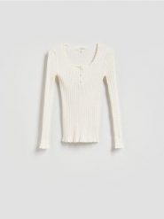 Sweter z wiskozy - złamana biel. Swetry damskie Reserved, l, bez wzorów, z dzianiny, bez kołnierzyka, bez ramiączek, bez kaptura. Za 139.99 zł.