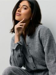 Koszula oversize z wiskozą - szary. Szare koszule damskie Sinsay, l, bez wzorów, z wiskozy, bez kołnierzyka, bez ramiączek. Za 59.99 zł.