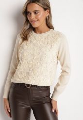 Jasnobeżowy Sweter z Wiskozą i Siateczkowymi Aplikacjami Hariena. Brązowe swetry damskie Born2be, z aplikacjami, z wiskozy, eleganckie, bez kołnierzyka, bez ramiączek, bez kaptura. Za 139.99 zł.