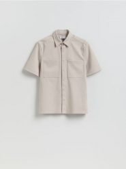 Koszula regular z dodatkiem włókna bambusowego - beżowy. Brązowe koszule męskie Reserved, l, bez wzorów, z dzianiny, bez kołnierzyka, bez ramiączek. Za 129.99 zł.