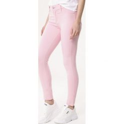 Różowe Spodnie Equip. Spodnie materiałowe damskie marki Born2be. Za 49.99 zł.