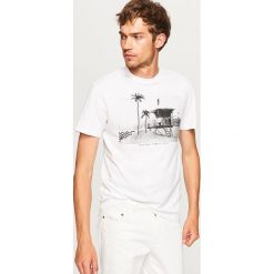 T-shirt z nadrukiem - Biały. Białe t-shirty męskie Reserved, z nadrukiem. W wyprzedaży za 24.99 zł.