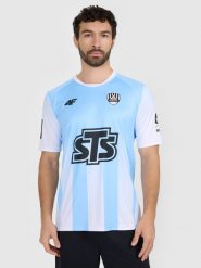 4F Koszulka klubowa wyjazdowa z sezonu 2025/26 z możliwością personalizacji męska 4F x Mazur Radzymin - niebieska L. Niebieskie t-shirty męskie 4f, l, bez wzorów, z dzianiny, klasyczne, bez kołnierzyka. Za 269.99 zł.