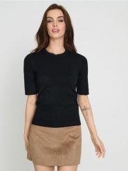 Swetrowa bluzka z krótkim rękawem - czarny. Czarne bluzki damskie Sinsay, l, bez wzorów, bez kołnierzyka, bez ramiączek. Za 29.99 zł.