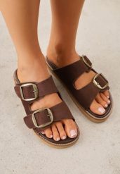 Brązowe Klapki VICES z Dwoma Paskami i Metalicznymi Klamrami Kaliniassi. Brązowe klapki damskie Born2be, z aplikacjami, z materiału, bez obcasa, na płaskiej podeszwie. Za 99.99 zł.