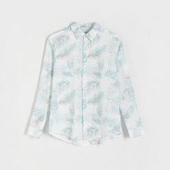 Wzorzysta koszula regular fit - jasnoniebieski. Niebieskie koszule męskie Reserved, l, bez wzorów, z bawełny, bez kołnierzyka, bez ramiączek. W wyprzedaży za 59.99 zł.