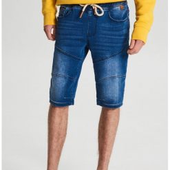 Szorty jogger z przeszyciami - Niebieski. Niebieskie szorty męskie marki Cropp, bez wzorów. Za 119.99 zł.