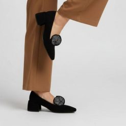 Czółenka damskie S. Barski, na klocku zamszowe z ozdobą i noskiem w szpic, czarne-srebrne, MR52-181. Czarne półbuty damskie S.BARSKI, z aplikacjami, z zamszu, eleganckie, bez obcasa, na obcasie, bez zapięcia. Za 254.99 zł.