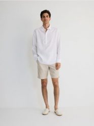 Szorty chino z lnem - beżowy. Brązowe spodnie materiałowe męskie Reserved, l, bez wzorów, z bawełny. W wyprzedaży za 65.99 zł.