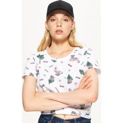 Koszulka z nadrukiem all over - Biały. Białe t-shirty damskie Cropp, z nadrukiem. Za 29.99 zł.