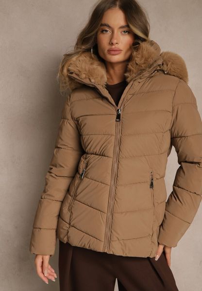 Brązowa Pikowana Kurtka o Taliowanym Kroju z Kapturem z Futerkiem Olidessa. Brązowe kurtki damskie Renee, l, bez wzorów, z dzianiny, z kapturem. Za 239.99 zł.