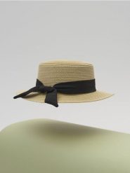 Pleciony kapelusz ze wstążką - kremowy. Białe czapki i kapelusze damskie Sinsay, bez wzorów. W wyprzedaży za 19.99 zł.