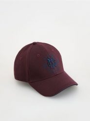 Czapka baseball z haftem - mahoniowy. Brązowe czapki i kapelusze męskie Reserved, bez wzorów. W wyprzedaży za 39.99 zł.