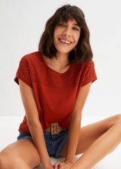 T-shirt z ażurowym haftem z miękkiej wiskozy. Czerwone bluzki damskie bonprix, w ażurowe wzory, z wiskozy, bez kołnierzyka. Za 94.99 zł.