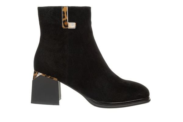 Botki Loretta Vitale C3880 Black 514288, Czarny, Skóra naturalna - 37. Czarne botki damskie Loretta Vitale, ze skóry, bez obcasa, na słupku, bez zapięcia. W wyprzedaży za 423.99 zł.