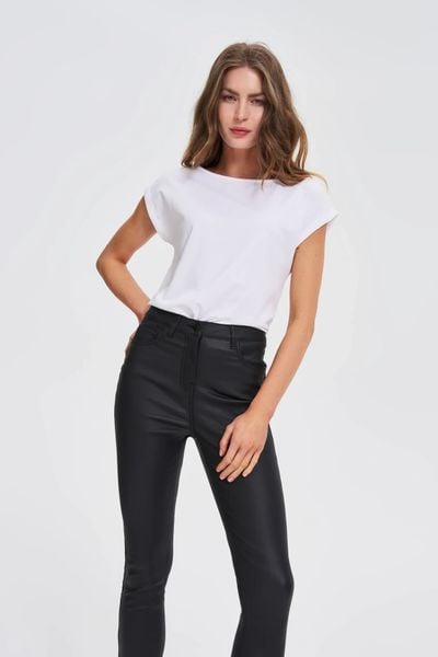 T-shirt z bawełny biały. Białe bluzki damskie MOODO, l, bez wzorów, z bawełny, bez kołnierzyka, bez ramiączek. Za 59.99 zł.