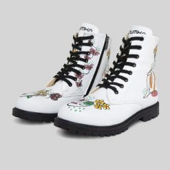 Mumka Shoes Botki traperki wegańskie z nowoczesną kobietą białe Mumka-41. Białe botki damskie Mumka Shoes. Za 399.00 zł.