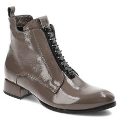 Brązowe Botki Armodo Eleganckie Lakierowane Obuwie Damskie. Brązowe kozaki damskie Armodo, z lakierowanej skóry, bez obcasa. Za 409.00 zł.