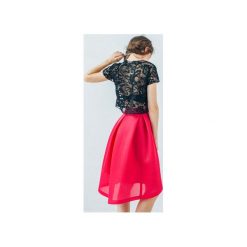 KORONKOWY CROP TOP. Czarne topy damskie Klaudyna cerklewicz fashion, z haftami, z koronki, z klasycznym kołnierzykiem, na ramiączkach. Za 199.00 zł.