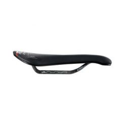 Siodło Selle San Marco Aspide Szorty Open-Fit Carbon FX. Czarne szorty męskie SELLE SAN MARCO, bez wzorów, z włókna. Za 840.70 zł.