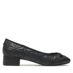 Półbuty Steve Madden. Czarne półbuty damskie Steve Madden, bez wzorów, bez obcasa, na płaskiej podeszwie, bez zapięcia. Za 279.99 zł.
