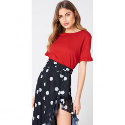 NA-KD T-shirt z falbanką - Red. Czerwone t-shirty damskie NA-KD, z falbankami. W wyprzedaży za 42.67 zł.