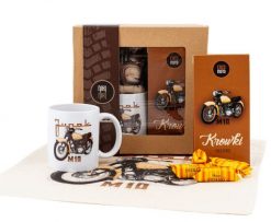 Junak M10 — paczka (Zawartość paczki: koszulka - torba - kubek - słodycze; Rozmiar koszulki / bluzy: XL (damska); Kolor koszulki / bluzy: czarny; Rodz. Czarne bluzy damskie nikiniki, m, bez wzorów, z bawełny, bez kaptura. Za 179.00 zł.