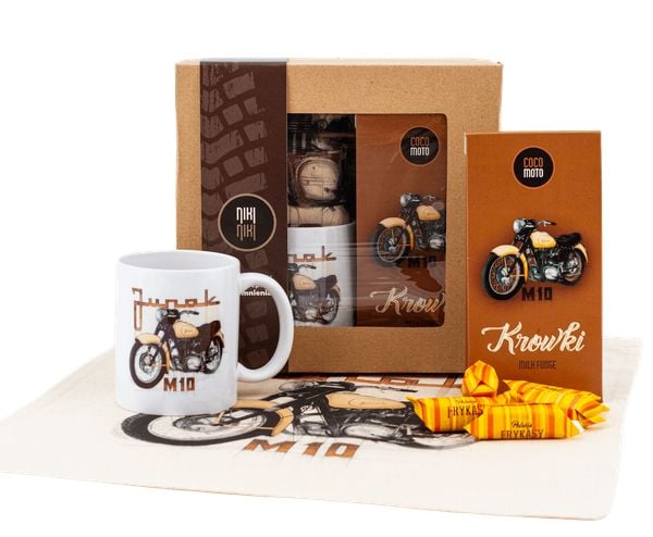 Junak M10 — paczka (Zawartość paczki: koszulka - torba - kubek - słodycze; Rozmiar koszulki / bluzy: XL (damska); Kolor koszulki / bluzy: czarny; Rodz. Czarne bluzy damskie nikiniki, m, bez wzorów, z bawełny, bez kołnierzyka. Za 189.00 zł.