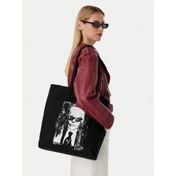 Torebka Karl Lagerfeld Jeans. Czarne torebki do ręki damskie Karl Lagerfeld Jeans, bez wzorów, z jeansu, bez dodatków. Za 299.99 zł.