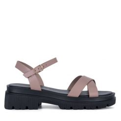 Sandały DeeZee. Czerwone sandały damskie DeeZee, bez wzorów, bez obcasa, na płaskiej podeszwie, bez zapięcia. Za 49.99 zł.