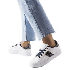 Inna Białe sneakersy ze zdobioną cholewką Sauriol. Białe trampki i tenisówki damskie z aplikacjami, klasyczne, bez zapięcia. Za 96.55 zł.