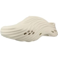 Sandały CROCS 210521C Beżowy. Brązowe sandały męskie Crocs, z gumy, bez zapięcia. Za 365.99 zł.