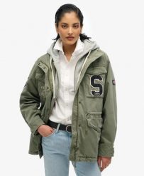 Superdry Kurtka Military z Kapturem w Jerseyu – Dusty Olive Green. Zielone kurtki damskie Superdry., bez wzorów, z bawełny, z kapturem. Za 639.10 zł.