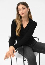Sweter z kołnierzykiem S-TOYO. Czarne swetry damskie Volcano, s, bez wzorów, z dzianiny, eleganckie, bez kołnierzyka, bez ramiączek, bez kaptura. Za 129.99 zł.