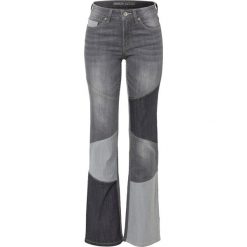 Dżinsy Flared mid waist. Niebieskie jeansy damskie bonprix. Za 149.99 zł.