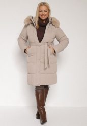 Beżowa Pikowana Kurtka z Kapturem z Futrem i Wiązanym Paskiem Mevinatia. Brązowe płaszcze damskie Born2be, na zimę, l, bez wzorów, z dzianiny, klasyczne, plus size, z kapturem. Za 339.99 zł.