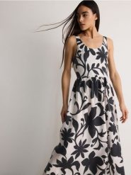 Sukienka maxi w kwiatowy wzór - czarny. Czarne sukienki damskie Reserved, l, bez wzorów, z lyocellu, bez kołnierzyka, bez ramiączek, maxi. W wyprzedaży za 99.99 zł.