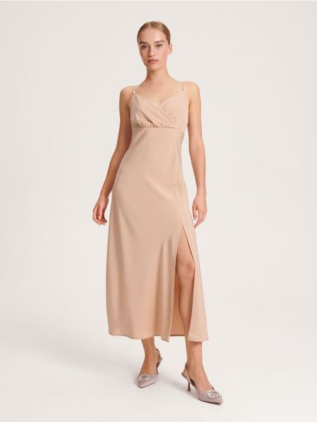 Sukienka midi - beżowy. Brązowe sukienki damskie Reserved, na co dzień, l, bez wzorów, bez kołnierzyka, bez ramiączek, midi, proste. W wyprzedaży za 49.99 zł.